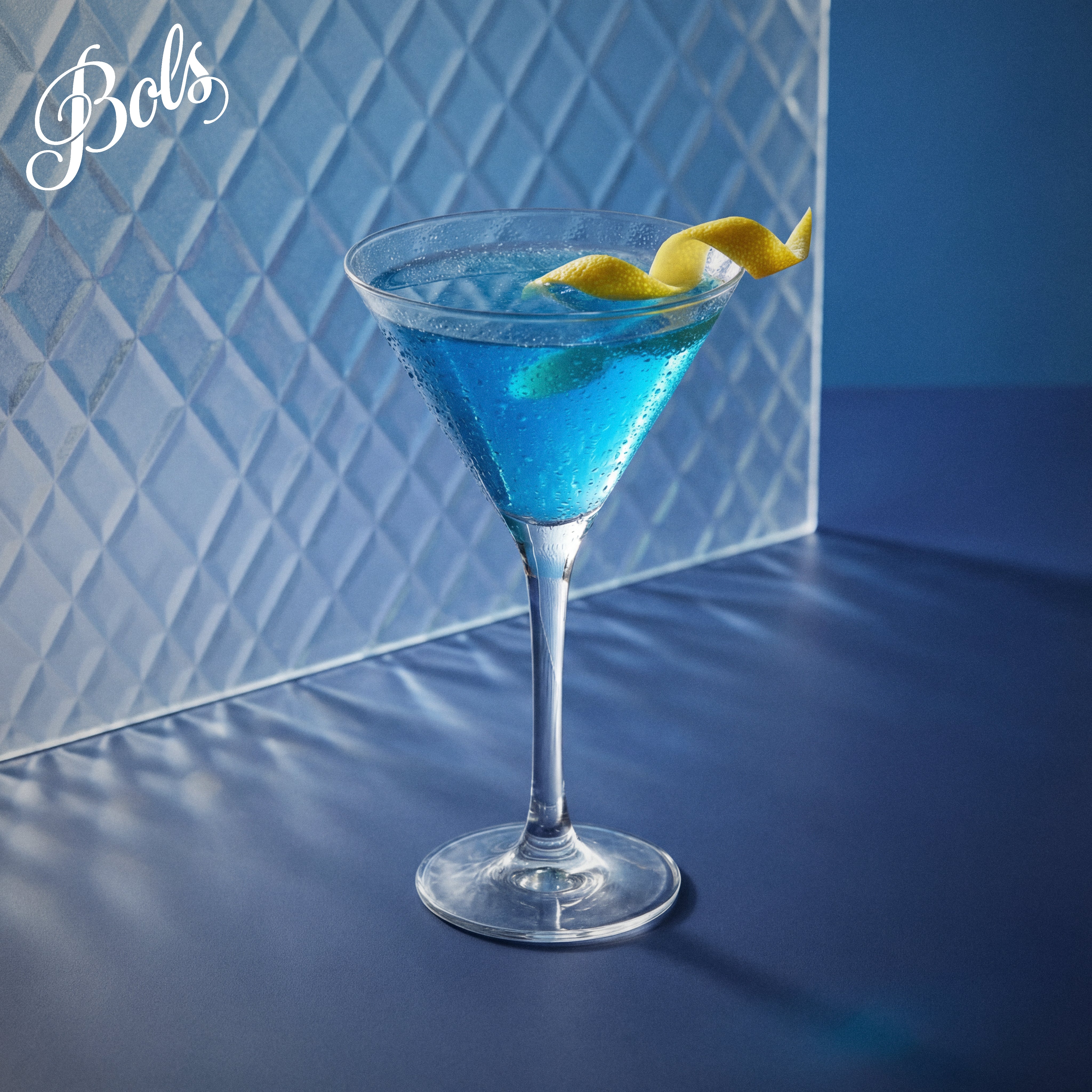 #『Southern blue 』　カノコダカラ貝 Bols Blue 1575 Liqueur | Make the Best Blue Cocktails Now